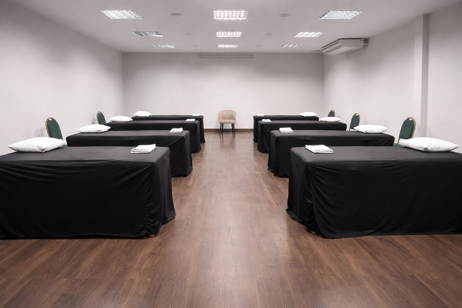 Conjunto de macas profissionais montadas para evento de massagem e terapia